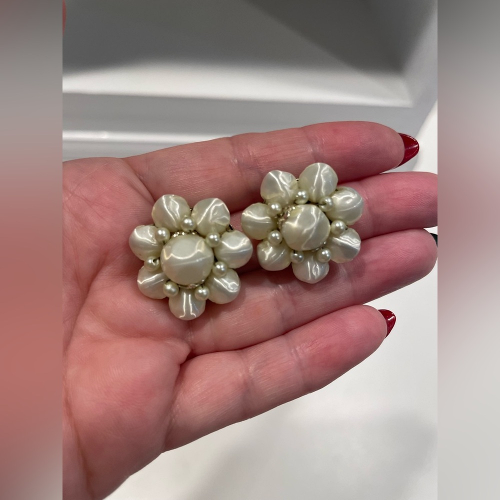 Vintage, 50’s-60’s, faux pearl and gold tone cluster beaded clip on earrings.